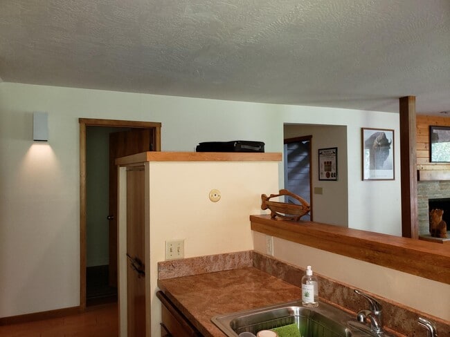 Building Photo - 3548 N Lake Creek Dr
