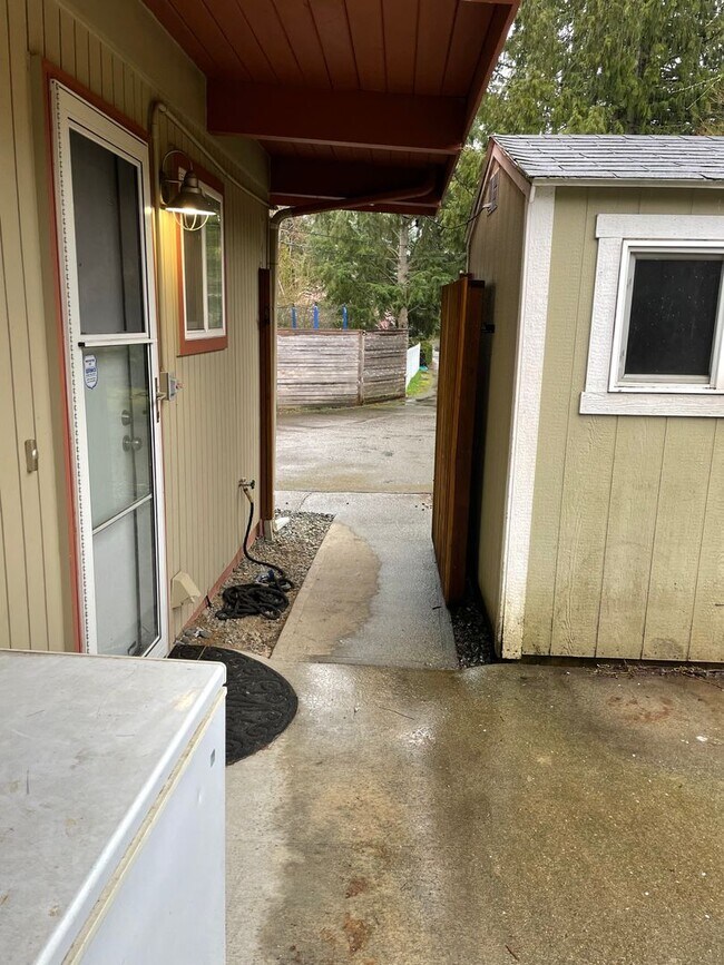 Building Photo - Spacious 4 Bed / 3 Bath Remodeled Rambler | Large Yard + Outbuildings + Minutes to Marina Desirab...