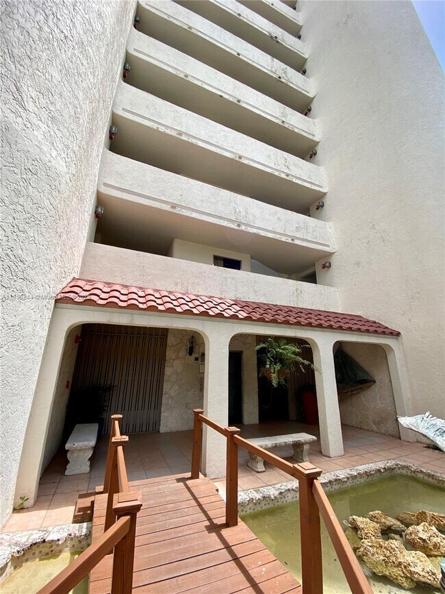 Building Photo - 1632 S Bayshore Ct