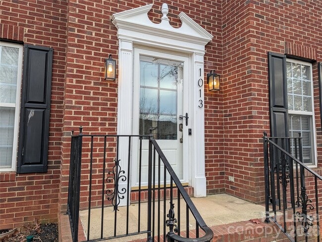 Building Photo - 1013 Muirfield Dr