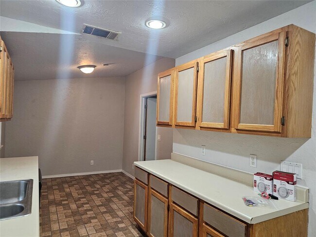 Building Photo - 1112 Jet Dr