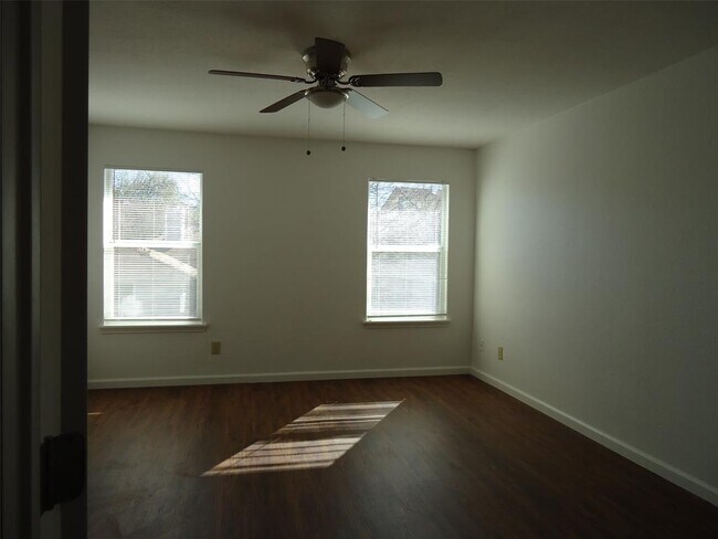 Building Photo - 811 Crieff Cross Dr