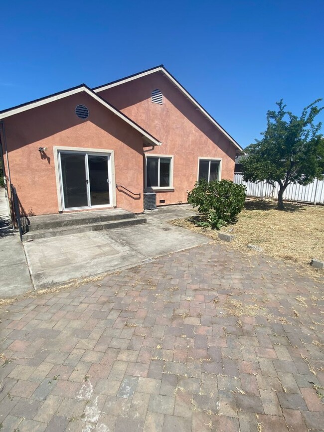Building Photo - Advent - Three Bedroom House W/ Two Car Ga...
