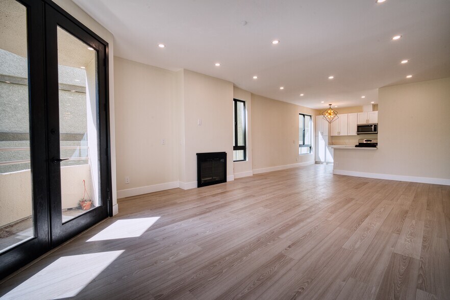 Building Photo - 13920 Moorpark St