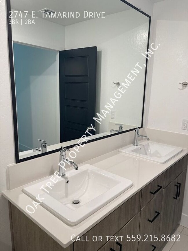 Building Photo - 2747 E Tamarind Dr