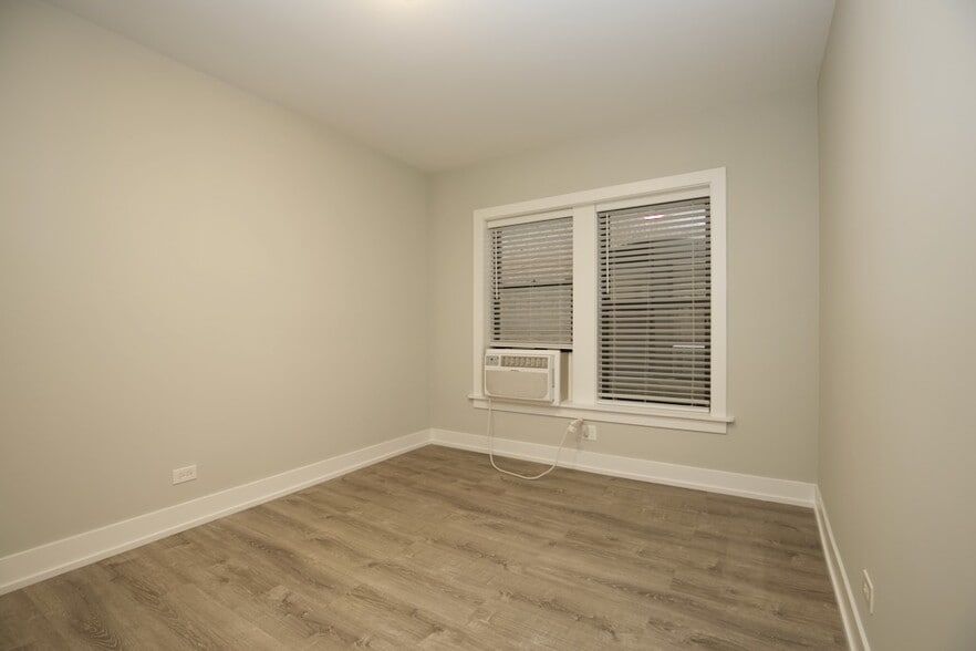 Building Photo - 716 W Brompton