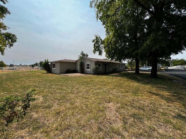 Building Photo - Nice two bedroom two bath home away from the city in Elverta, CA.
