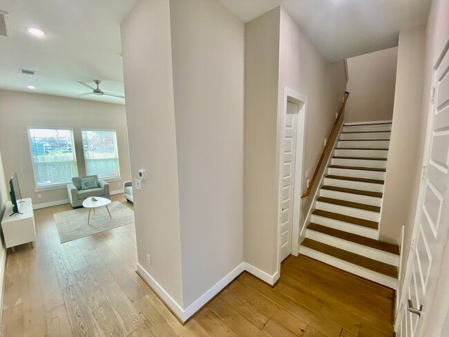 Building Photo - 303 Queen Sude Ln