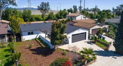 Building Photo - Spacious & Newly Renovated 4-Bed/2-Bath Ho...