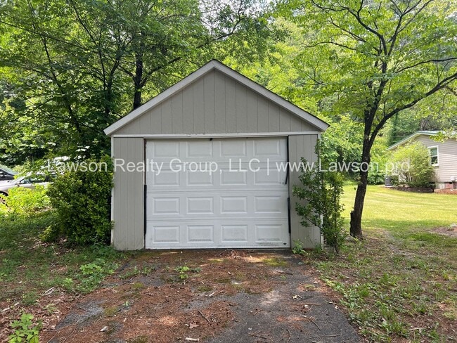Building Photo - Close to Carvins Cove- One Level Living with Hobby Shed