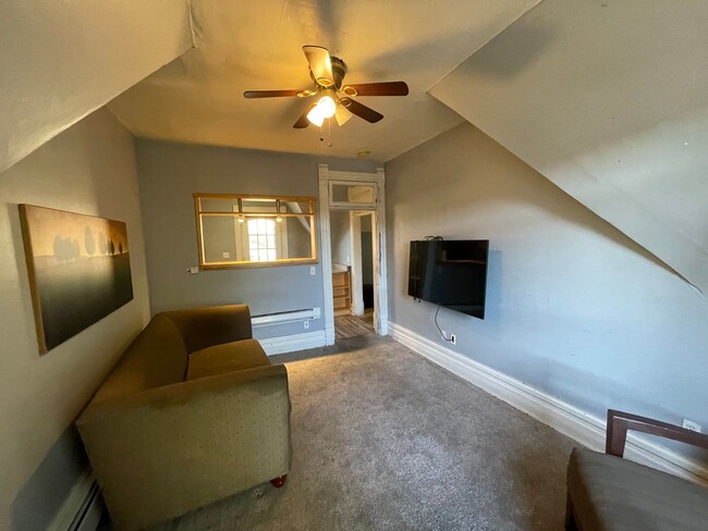 Building Photo - Cozy 1 bed/1 bath upstairs near the heart ...