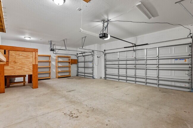 Building Photo - Spacious 4-Bed / 2-Bath Home with 3-Car Garage in Apopka with Modern Touches!