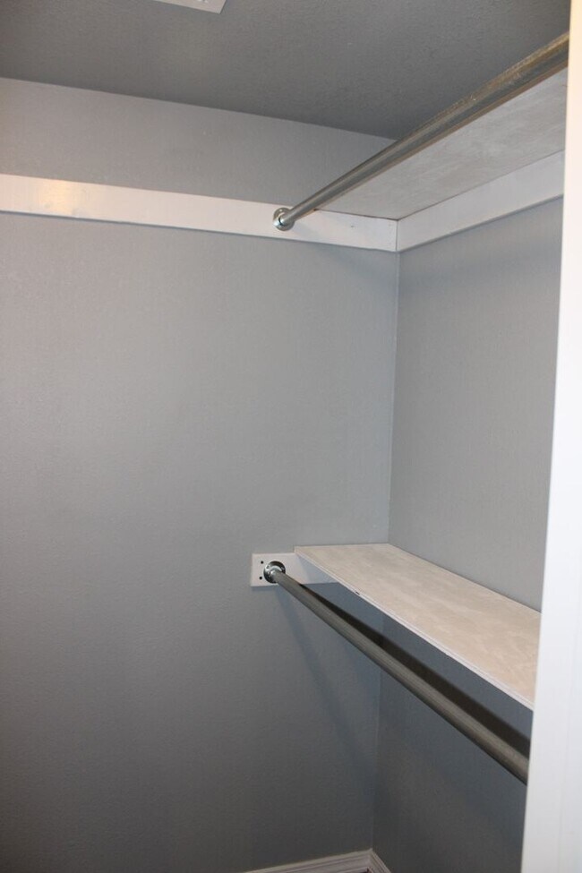 Building Photo - Newly Remodeled! Close to Tinker