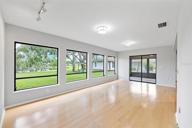 Building Photo - 8006 Oak Dr