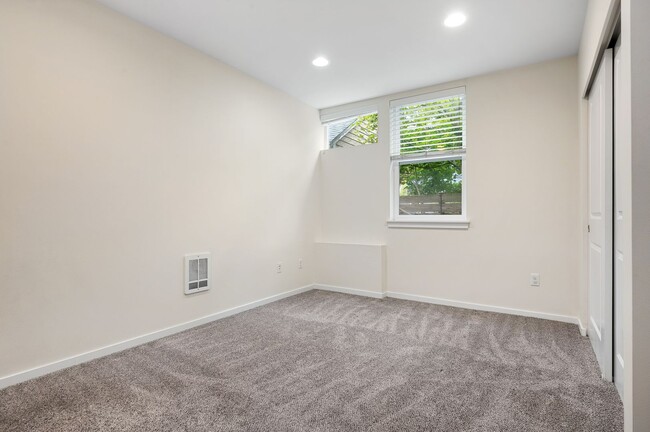 Building Photo - 3027 21st Ave W