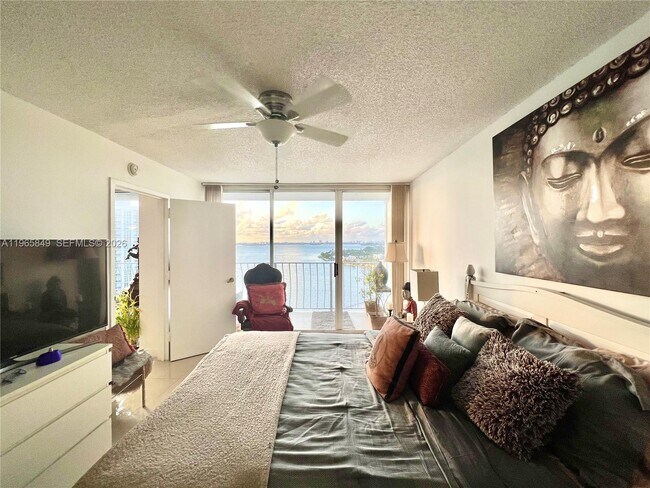 Building Photo - 7601 E Treasure Dr