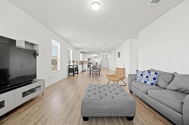 Building Photo - 240 Bedford Falls Ln