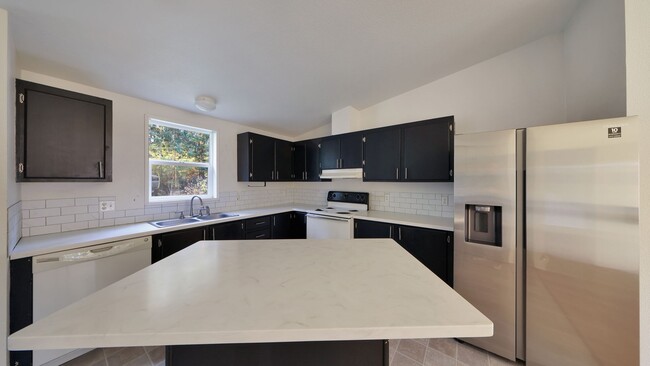 Building Photo - 3 Bed 2 Bath - Pet Friendly - NAS Whidbey