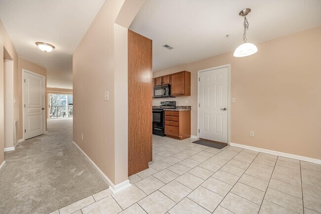 Building Photo - 2215 Rolling Hills Dr