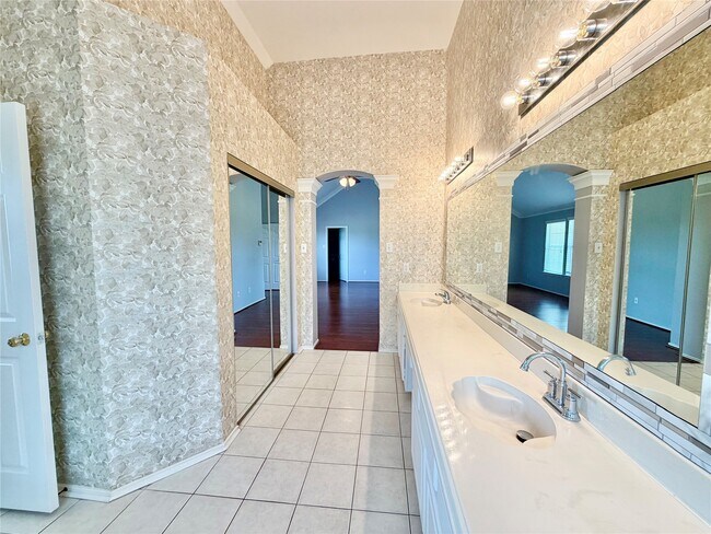 Building Photo - 4614 Forest Home Dr