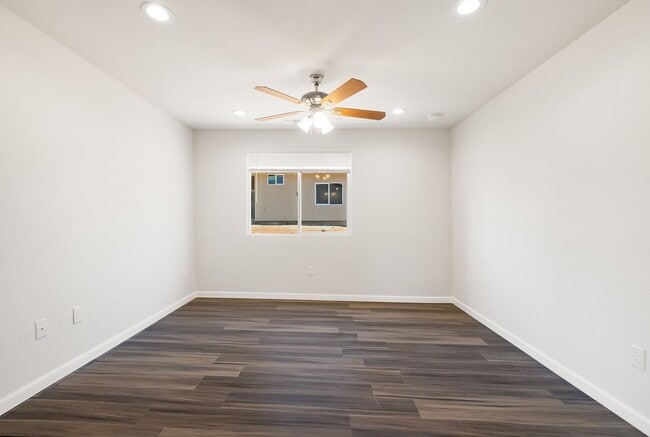 Building Photo - Paradise- 2 bed 2 bath +Bonus room, No Pets, Garage, fenced yard, RV parking