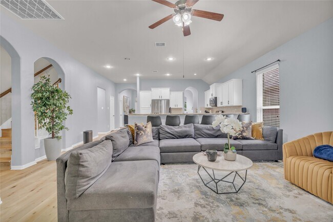 Building Photo - 2450 Garden Shadow Dr