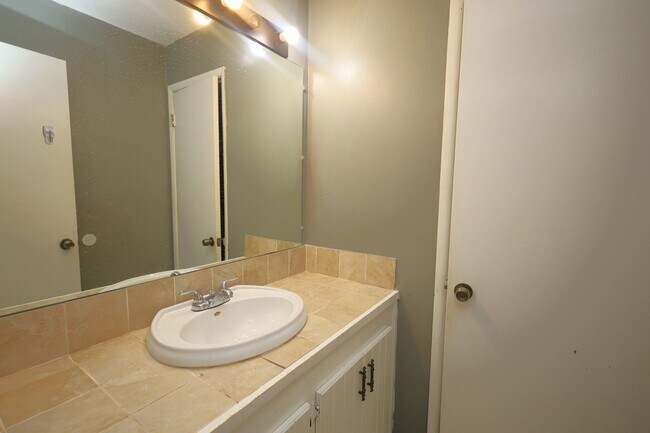 Building Photo - 5 Crestwood Cir