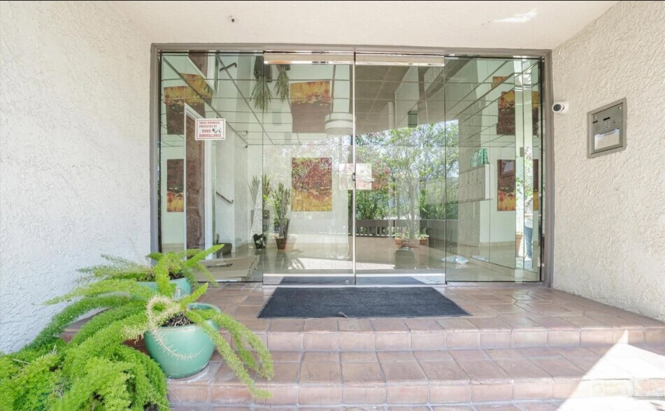 Building Photo - 8577 Rugby Dr