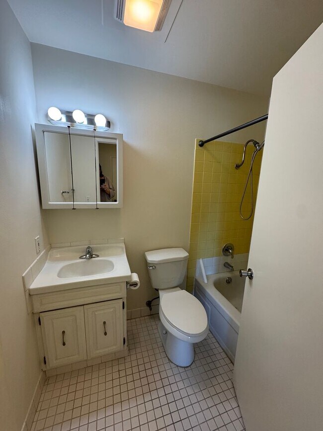 Building Photo - 2 Bedroom, 1 Bath in desirable neighborhood, Capitola