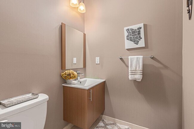 Building Photo - 1935 W George St