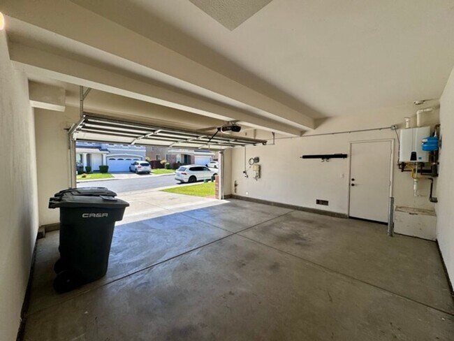 Building Photo - Beautiful 3 Bedroom two story South Temecu...