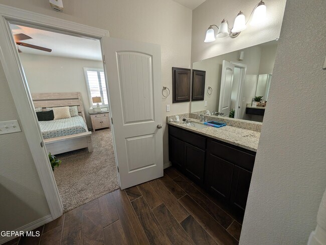 Building Photo - 10601 Hidden Crown Pl