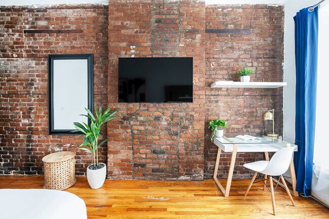 Building Photo - 240 E 26th St