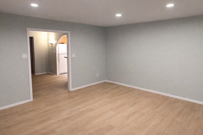 Building Photo - Great Views! Large 5 Bed 2 Bath House with a Quick Walk to Campus!!