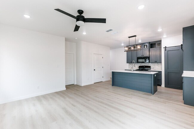 Building Photo - 1704 Elkhart Ave