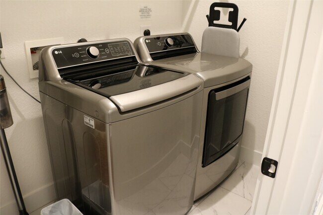 Building Photo - 4714 Fisk St