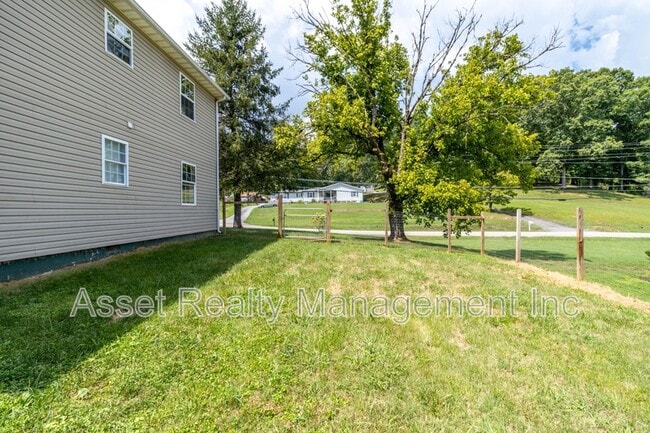 Building Photo - 817 Ridgeview Dr