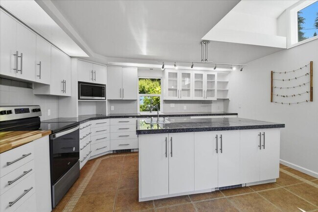 Building Photo - 3bd/1.75ba Shoreline Home