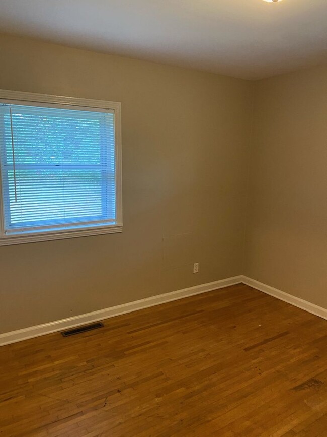 Building Photo - Move In Special Offered! Limited Time only...