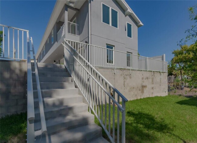 Building Photo - 310 Hibiscus St