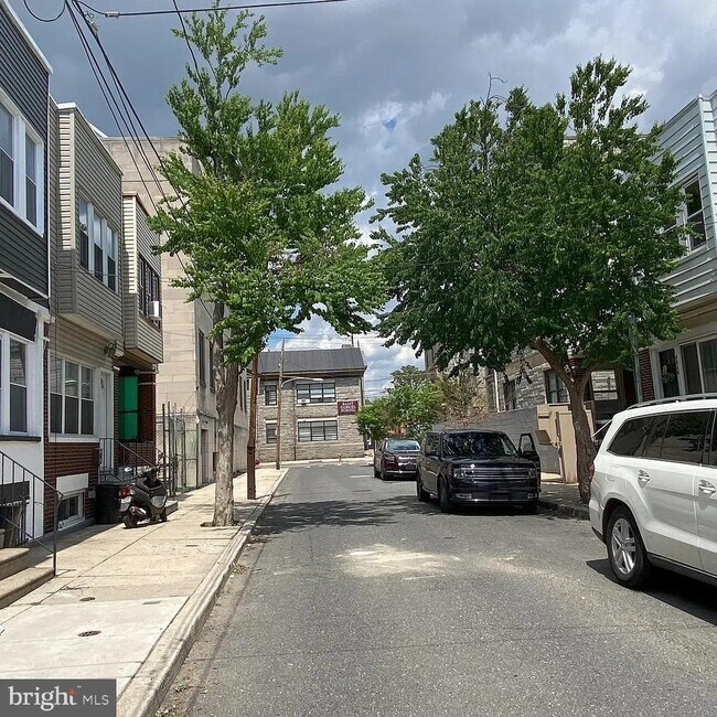 Building Photo - 1522 S Myrtlewood St