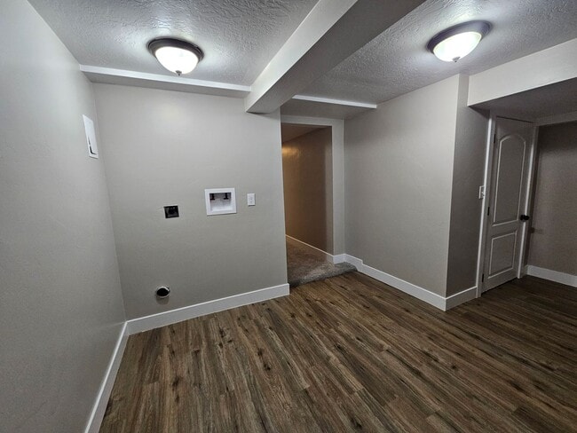 Building Photo - Updated 4 Bed Home with Large Yard