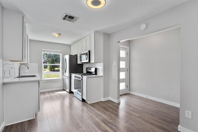 Building Photo - 12321 Emery Oaks Rd