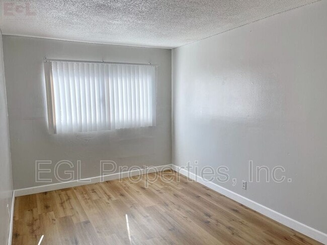 Building Photo - 3933 La Rica Ave