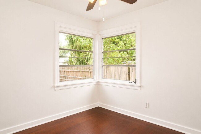 Building Photo - 2 Bedroom, 1 Bathroom Home for Rent in St Pete!