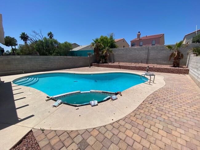 Building Photo - Wonderful 4 bed/2.5 bath home located on t...