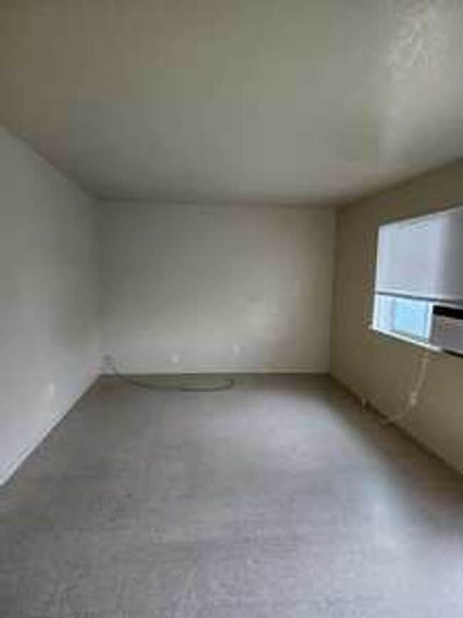 Building Photo - Leon Avenue - Nice Wood Cabinets