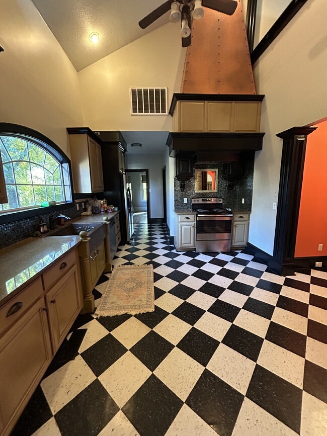 Building Photo - "Charming 4-Bedroom Retreat with Granite F...