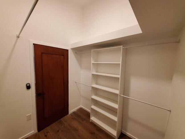 2520 - Walk-in Closet - 2520 Delaware St