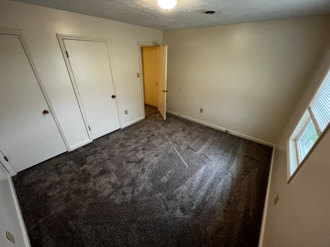 Building Photo - 15370 Greenway Rd